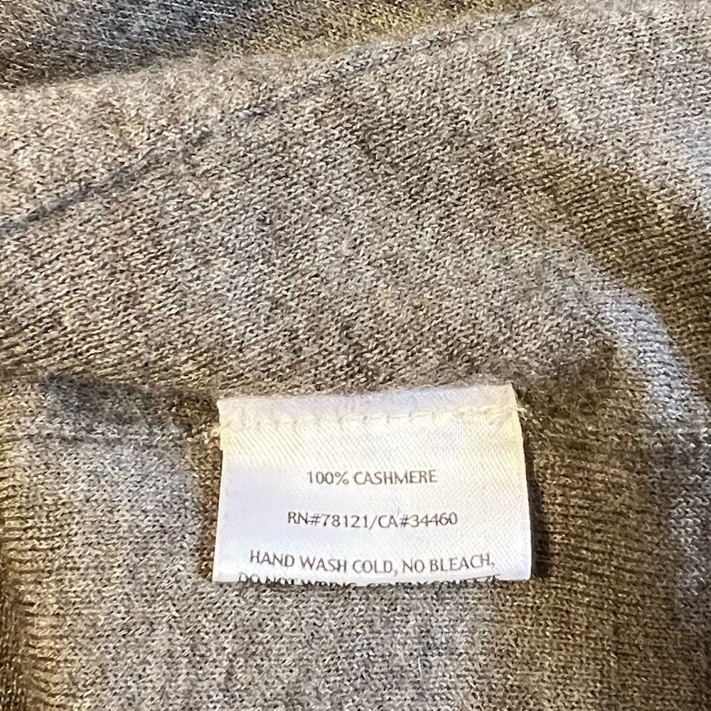 Women’s Eileen Fisher button front cardigan. Size Large. 100% cashmere - Picture 7 of 8